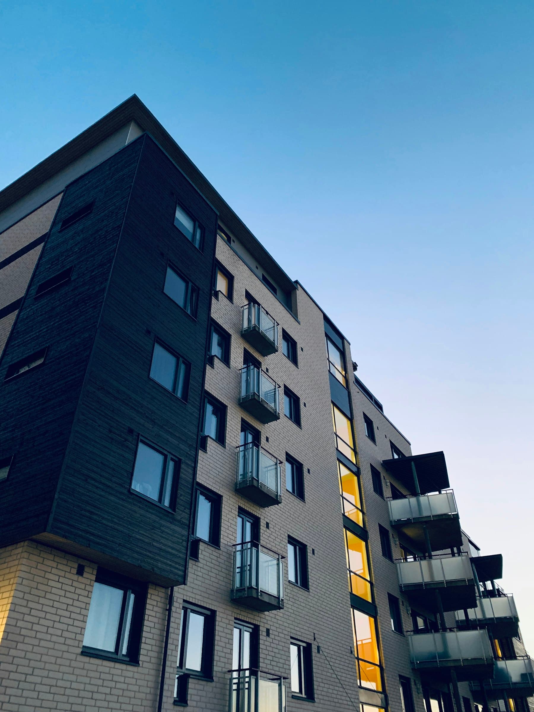 Lichtdurchflutete Wohnimmobilie im Abendlicht — ruhige, zeitlose Architektur.